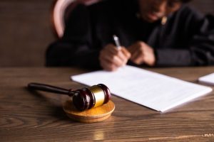 Perbedaan Pengadilan dan Arbitrase dalam Penyelesaian Sengketa